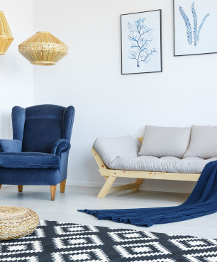 Blaues und weißes Wohnzimmer im skandinavischen Stil