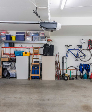 Kurze Garage für ein Auto