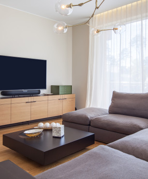 Wohnzimmer im Mehrfamilienhaus mit TV