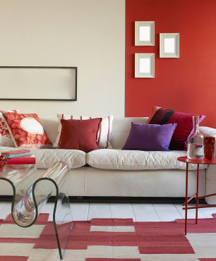 Wohnzimmer mit einer roten Wand