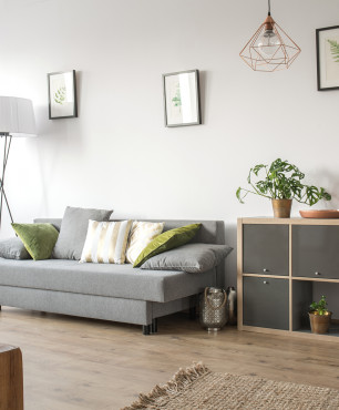 Wohnzimmer im skandinavischen Stil mit grauer Kommode
