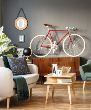 Wohnzimmer mit einem Fahrrad an der Wand