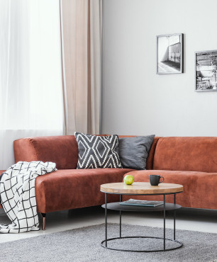 Wohnzimmer mit braunem Ecksofa