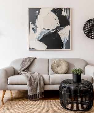 Wohnzimmer mit schwarzer und weißer Malerei