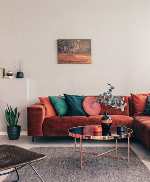 Wohnzimmer im Block mit ockerfarbenem Sofa