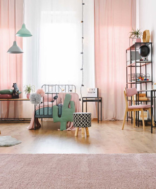 Geräumiges Zimmer mit rosa Vorhängen