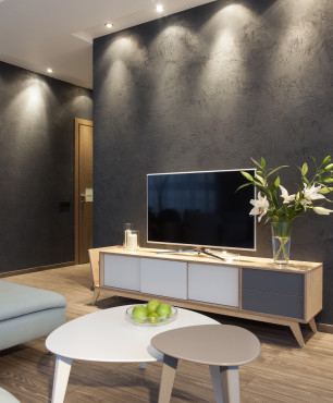 Wohnzimmer mit grauer Wand und TV