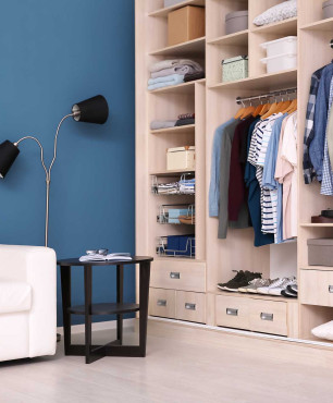 Einbauschrank mit blauer Wand