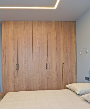 Kleiderschrank aus Holz