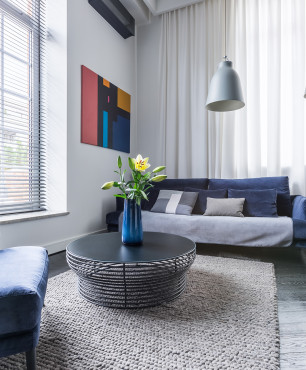 Stilvolles Wohnzimmer mit einem farbenfrohen Gemälde