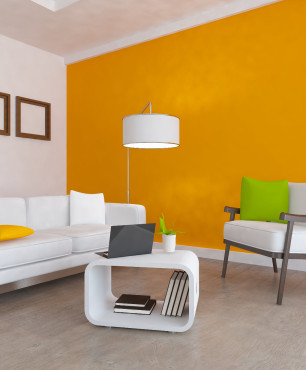 Wohnzimmereinrichtung mit orangefarbener Wand