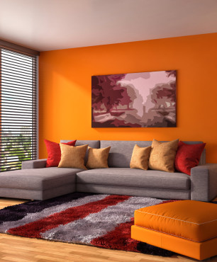 Orangefarbenes Wohnzimmer in einer Wohnung