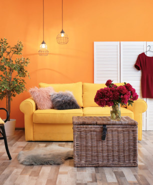 Orangefarbenes Wohnzimmer in einem Mietshaus