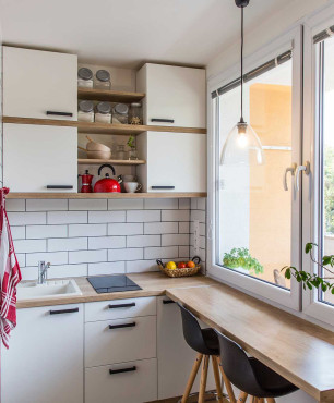 Kleine Küche mit großem Fenster