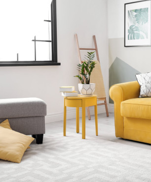 Wohnzimmer mit gelbem Sofa