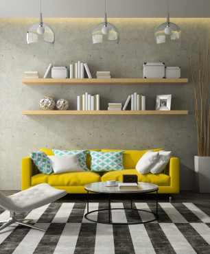 Atmosphärisches Wohnzimmer mit gelbem Sofa