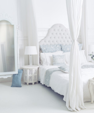 Weißes Schlafzimmer mit schönem Spiegel
