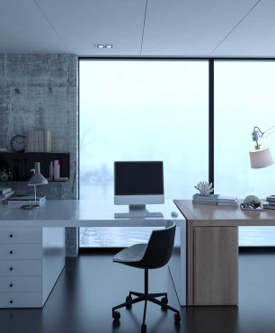 Geräumiges Büro mit großen verglasten Flächen