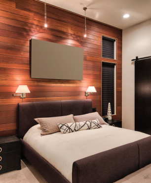 Schlafzimmergestaltung mit Holzwand