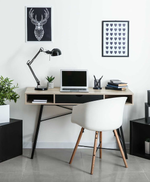 Skandinavischer Schreibtisch im Wohnzimmer