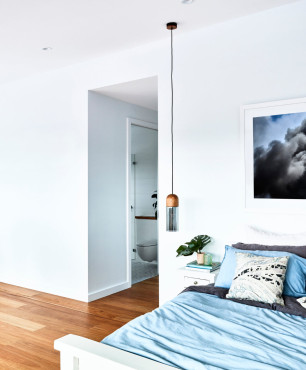 Schlafzimmer mit stimmungsvollem Gemälde