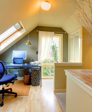Kleines Büro auf dem Dachboden