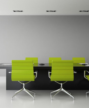 Großes Büro mit grünen Stühlen