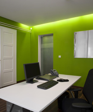 Konferenzraum mit grüner Wand