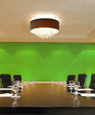 Grüne Wand im Konferenzraum
