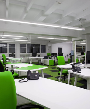 Grüne Bürostühle im Büro