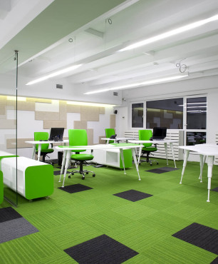 Modernes Büro mit grünem Boden