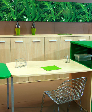 Kleiner Schreibtisch mit grünem Schrank