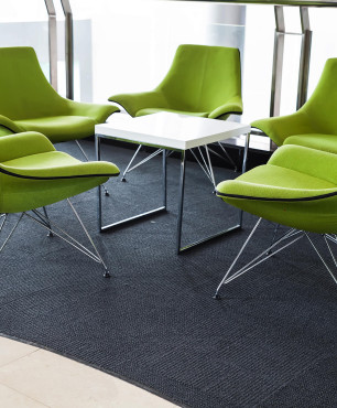 Grüne Sessel im Büro