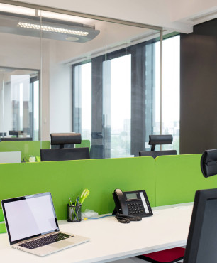 Freifläche mit grünem Schreibtisch
