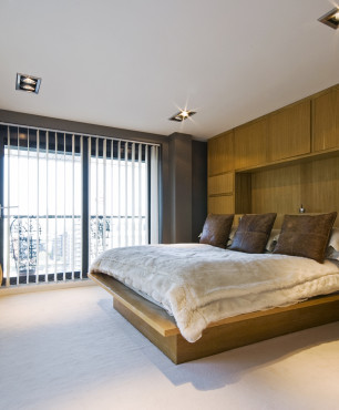 Schlafzimmer mit Holz an der Wand