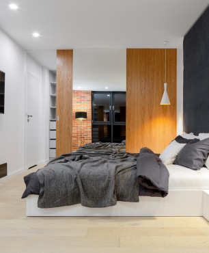 Schlafzimmer mit grauer Wand