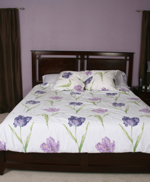 Schlafzimmergestaltung mit lila Wänden