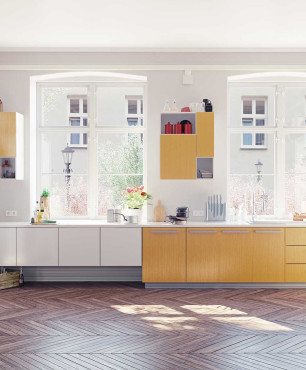 Helle Küche mit großen Fenstern