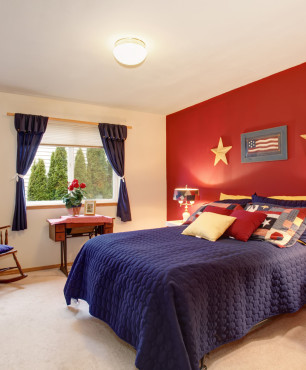 Klassisches Schlafzimmer mit roter Wand