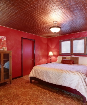 Kleines rotes Schlafzimmer