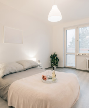 Weißes, gemütliches Schlafzimmer