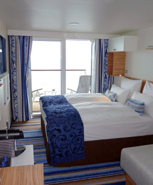 Schlafzimmergestaltung mit blauen Vorhängen