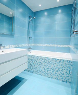 Blaues Mosaik im Badezimmer