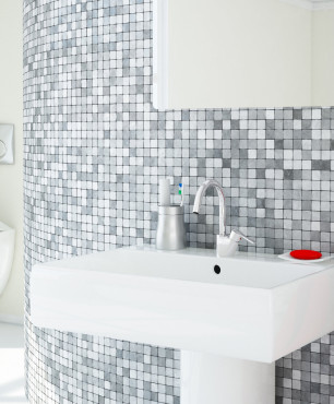 Badezimmer mit grauen und weißen Mosaiken