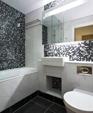 Schwarzes und weißes Mosaik im Badezimmer