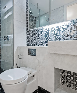 Modernes Badezimmer mit schwarzen und weißen Mosaiken