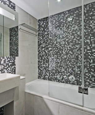 Kleines Bad mit Mosaik an der Wand