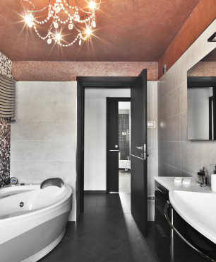 Glamour-Badezimmer mit Mosaik an der Wand