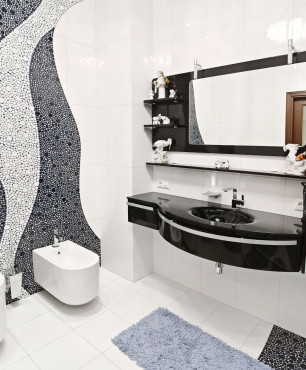 Stilvolles Bad in Schwarz und Weiß