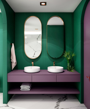 Grünes und lila Badezimmer